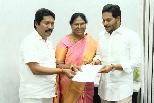 CM Jagan gives B Forms to YCP MLC Candidates 