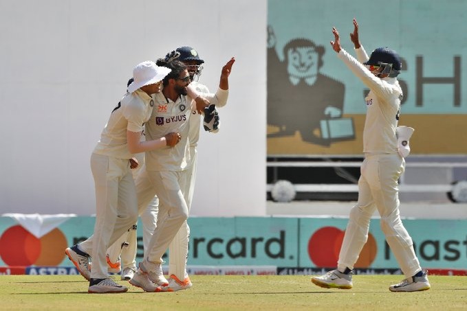 Australia loses 4 wickets in Ahmedabad test 