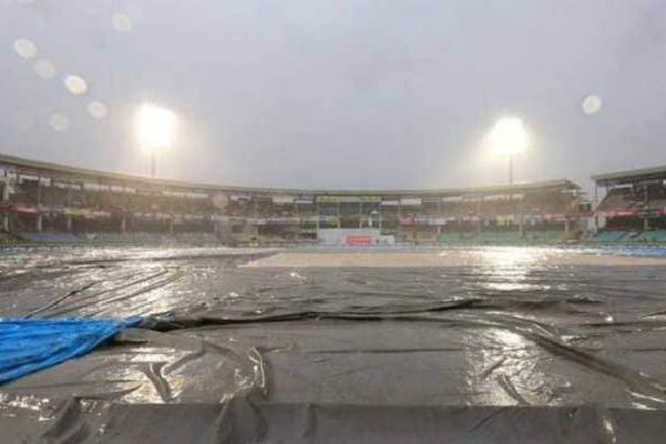 Rain welcomes Team India and Aussies cricketers in Vizag 