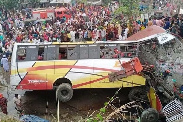 17 killed 30 injured as bus falls into ditch in Bangladesh