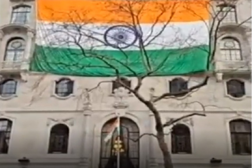 Indian mission in London puts up grander Tricolour