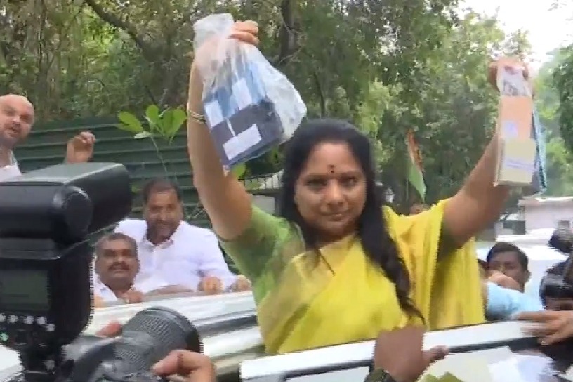 MLC Kavitha reaches ED Office