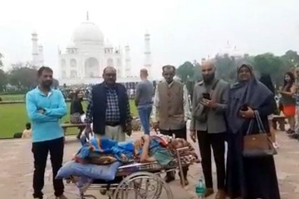Son Fulfills 85 Year Old Mothers Wish To Visit Taj Mahal Brings Her to Agra From Gujarat