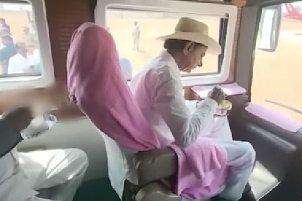 KCR eats pulihora and curd rice in bus