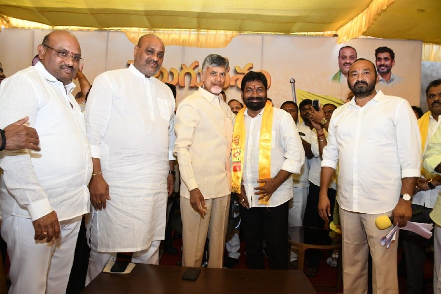 Kotamreddy Giridhar Reddy joins TDP in the presence of Chandrababu 