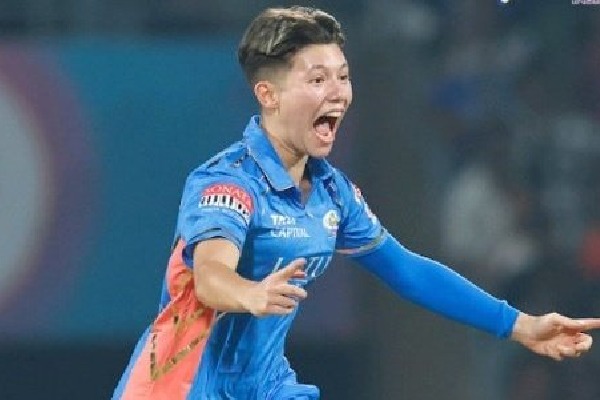Issy Wong sensational bowling makes troubles for Delhi Capitals in WPL final 