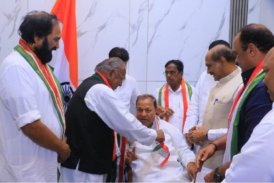 Senior Telangana leader Srinivas denies joining Congress