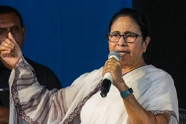 Mamata Banerjee sings Bengali song amid 30 hour sitin against Centre