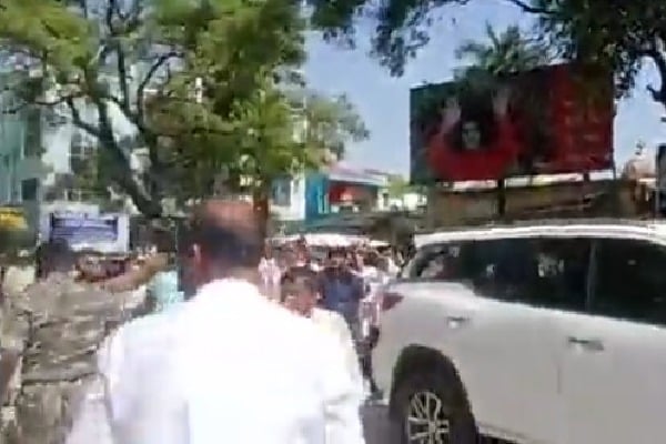 Chandrababu condemns attack on Palle Raghunatha Reddy vehicle 