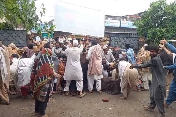 20 Killed In Stampede in pakistan For Food In 10 Days
