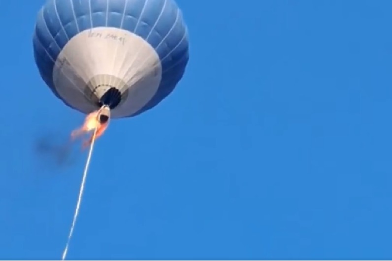 Hot air balloon catches fire mid air in Mexico 2 dead