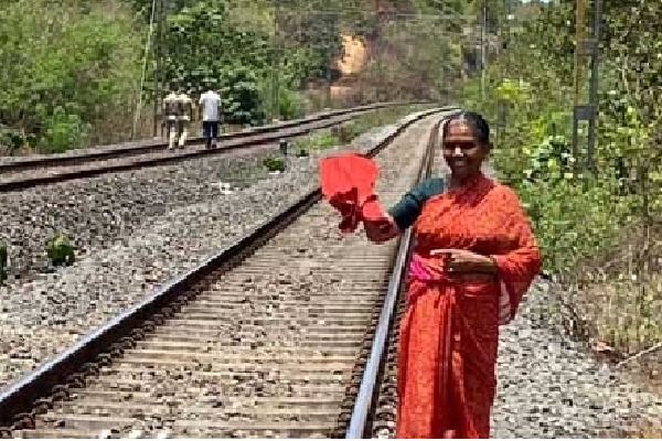 70 Year Old Karnataka Womans Quick Thinking Helped Avert Train Disaster