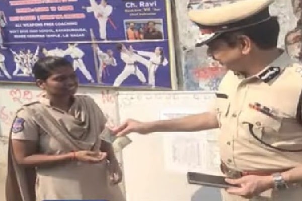 Woman constable stops CP Chauhan from entering SSC exam center with mobile