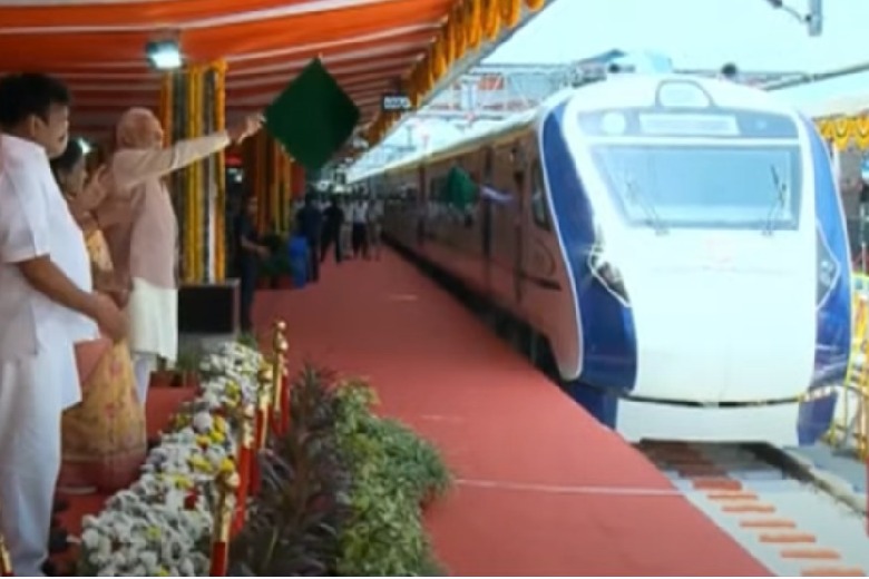 PM modi flags to vande bharat express at secunderabad railway station