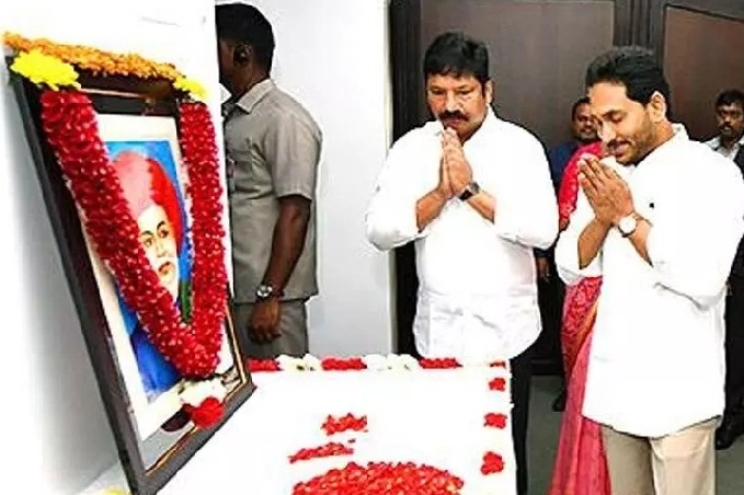 Telangana, Andhra Pradesh CMs pay tributes to Jyotirao Phule