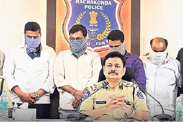 lb nagar police arrested a four member gang who stole rs2 crores