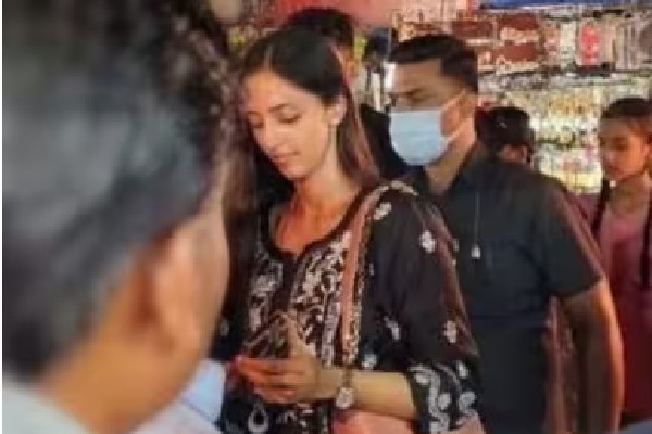 Junior NTR wife Lakshmi Pranathi shopping at Charminar night bazaar