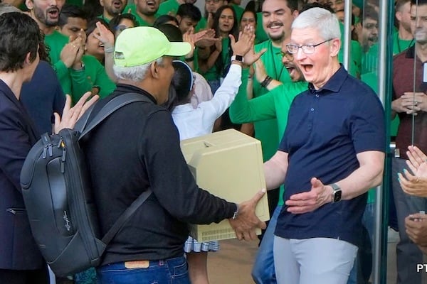 Apple Fan Brings 1984 Computer To Mumbai Stores Grand Opening