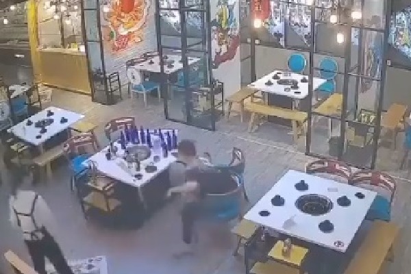 waitress fights off aggressive customers at restaurant
