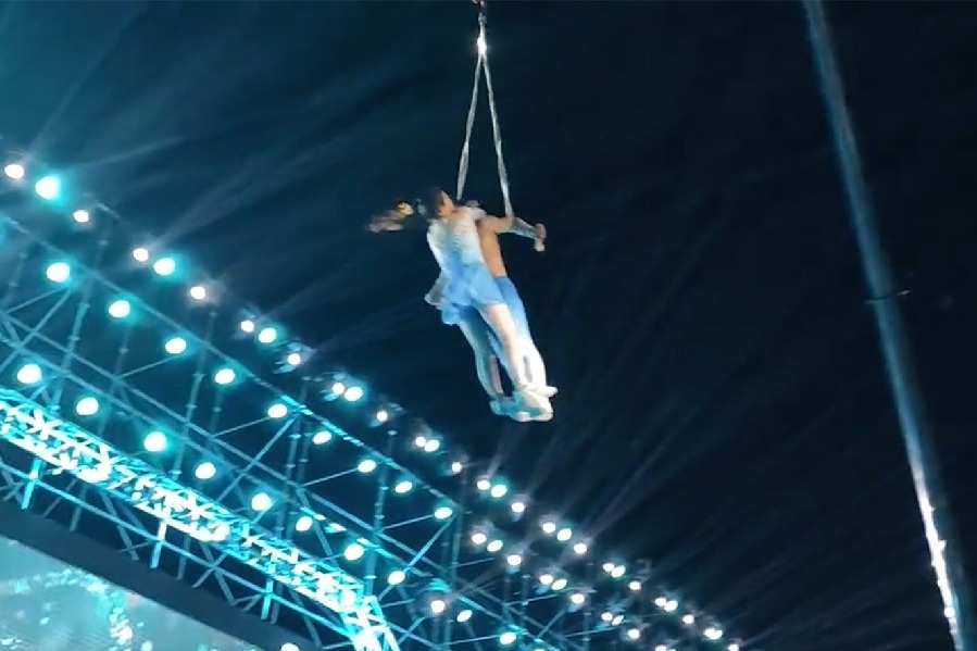 Chinese trapeze artist falls to death during live performance with husband