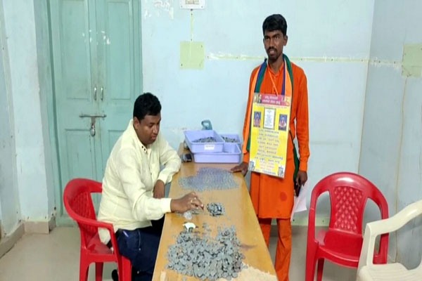 Independent candidate from Yadgir pays Rs10 000 deposit money in coins collected from voters in Karnataka
