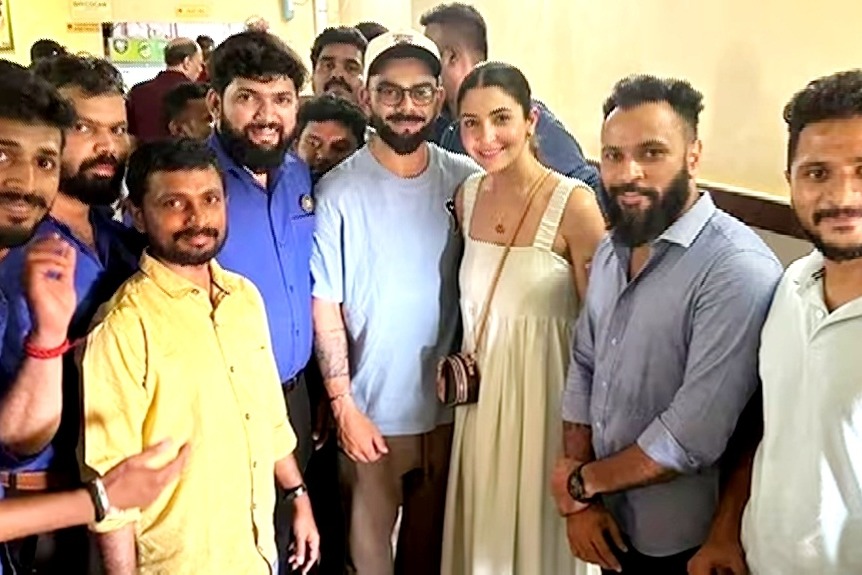 Anushka, Virat pose for a picture with Bengaluru restaurant staff