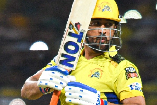 Dhoni hits two massive sixes in a row 