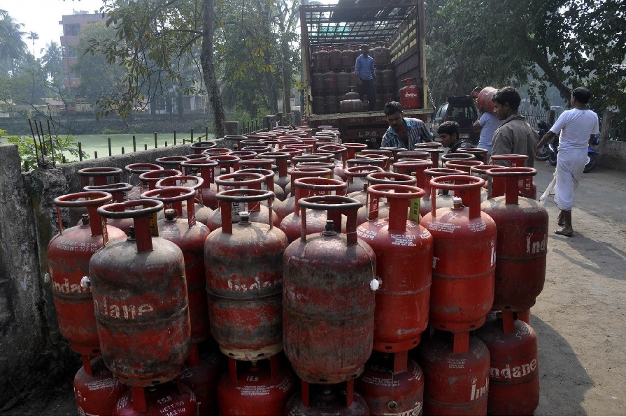 Commercial LPG cylinder price cut by Rs 171.50, cooking gas price kept unchanged