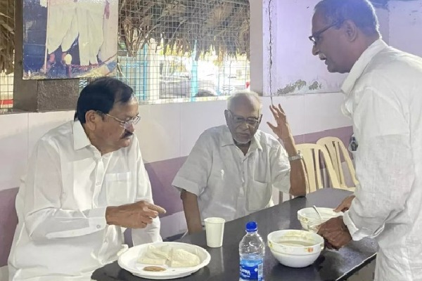 Venkaiah Naidu eats Paka Idli