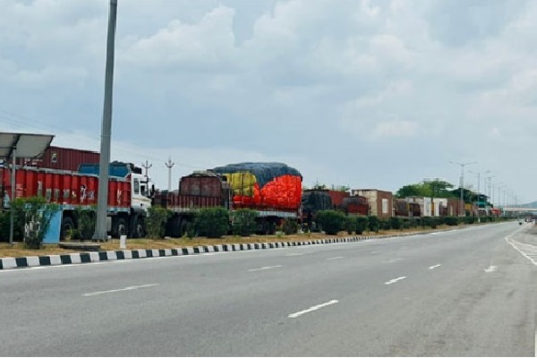 Heavy Traffic jam At Srikakulam District Palasa National Highway