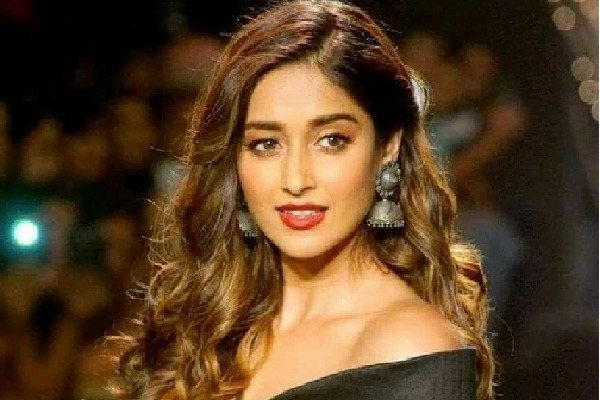  Mommy to be Ileana DCruz flaunts baby bump for the 1st time after announcing pregnancy