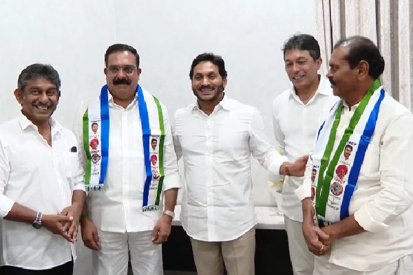 Nellore district TDP leaders joins YSRCP in the presence of CM Jagan