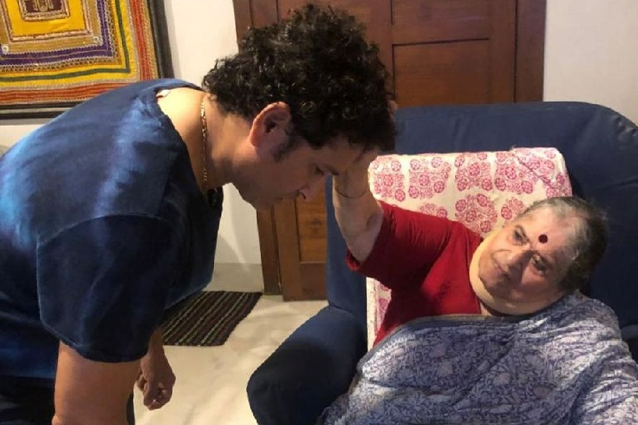 Sachin shares photo with his mother