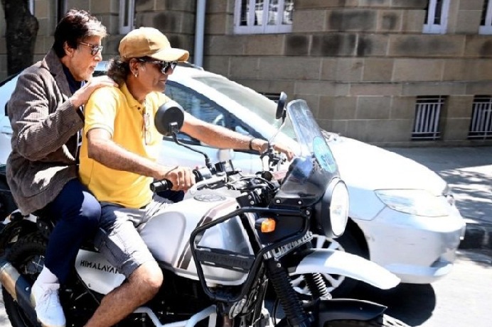 Big B takes bike ride with stranger to reach set on time