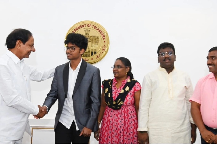 Telangana CM announces Rs 2.5 crore for Chess Grandmaster Praneeth