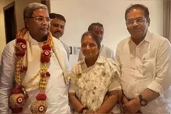Independent MLA Latha Mallikarjun extends support to Congress in Karnataka 
