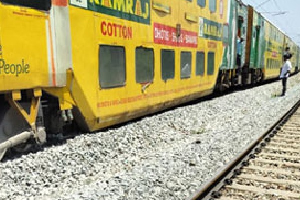 Bengaluru to Chennai double dekker train derail 