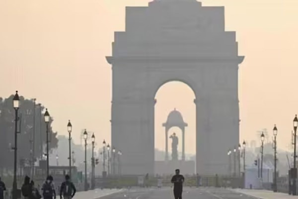 Dust winds in Delhi increase pollution levels and reduce visibility
