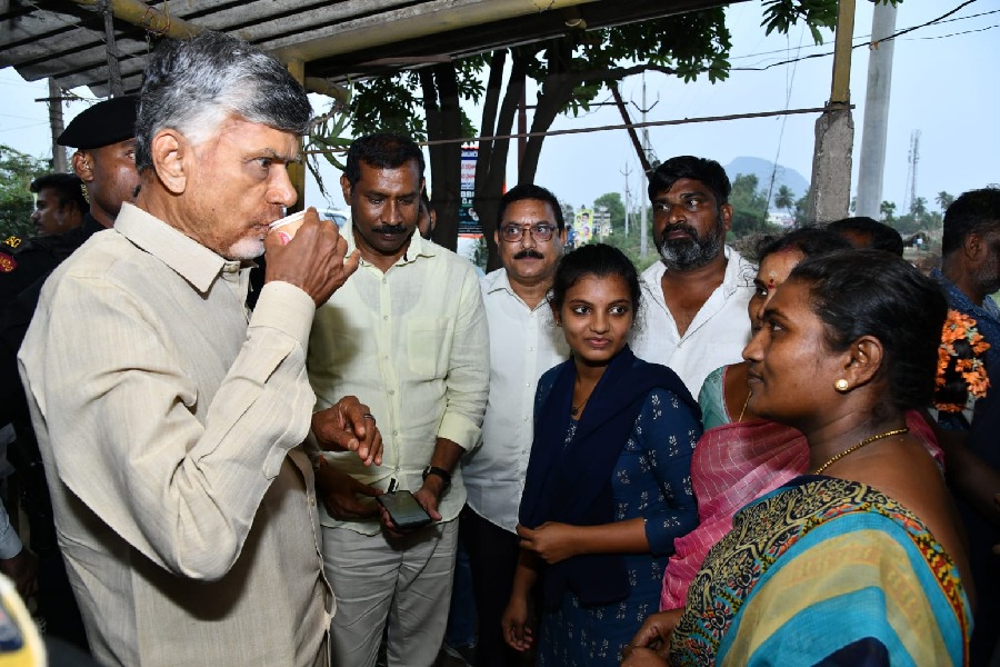 Chandrababu have a tea at Sarippali while going to Anakapalle 