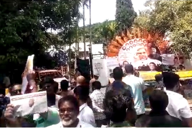 Karnataka CM swearing in: 2 injured as police resort to lathi-charge to control crowd