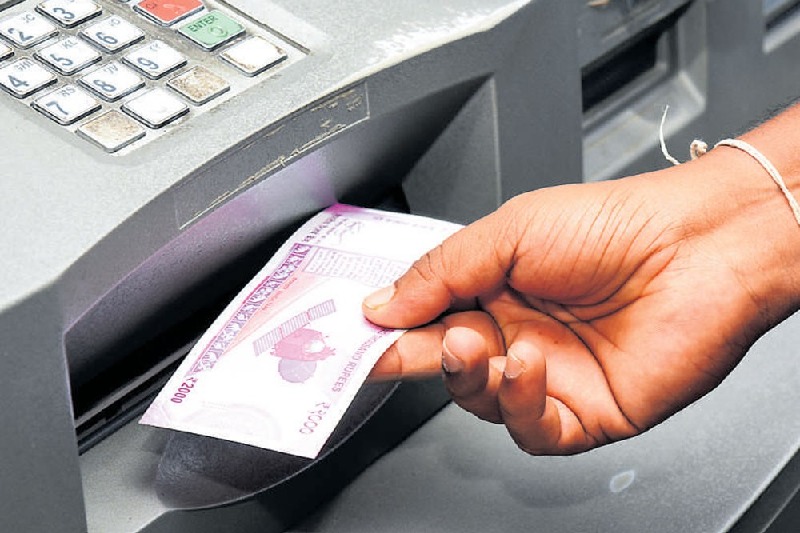public marching towards  banks and ATMS to depost Rs 2000 notes