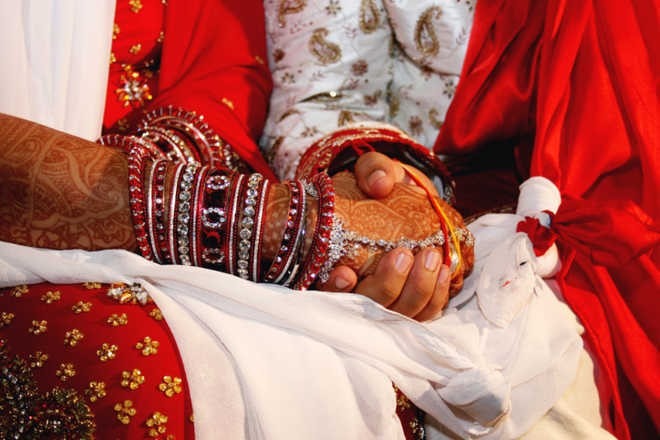 Bareilly bride chases man running away from marriage for 20 kms drags him back to mandap