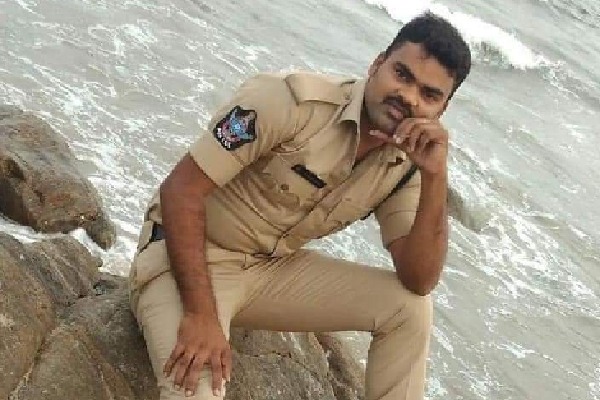 Chandrababu express grief over death of police constable due to snake bite 