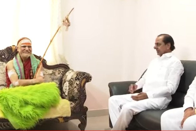 CM KCR met Swaroopanandendra in Hyderabad