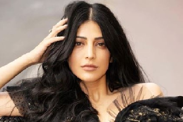 Shruti Haasan breaks into an impromptu performance at a restaurant in London