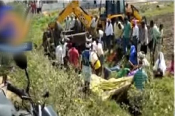 Seven died in a tractor mishap in Guntur district 