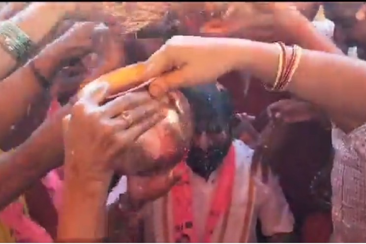 minister srinivas goud felicitated by milk at mahabubnagar