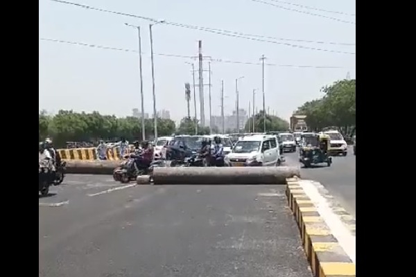 Frustated people open Noida Parthala Signature Bridge by themselves