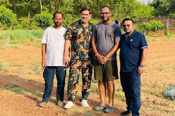 Dhoni hosts his friends at Ranchi farm house 