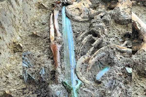 Archaeologists Discover  3000 Year Old Sword In Germany
